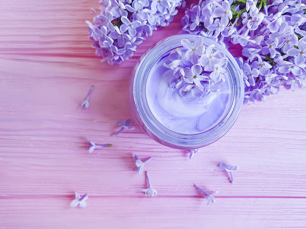 krém kozmetikai lila virág a fa háttér - Fotó, kép