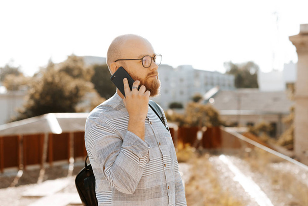Alguien barbudo, freelancer, hablando por teléfono con su cliente, Business Concept
 - Foto, imagen