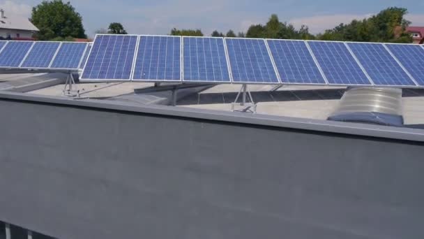 太陽光発電所で覆われて屋根を持つ小さな町の工業用部品を表すヘリコプターから撮影パノラマ スライド - 映像、動画