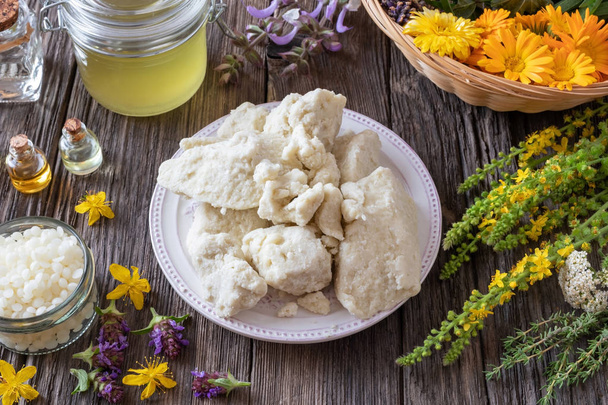 Shea boter, etherische oliën en medicinale kruiden - Foto, afbeelding