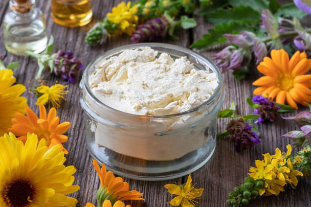 Crème maison aux herbes, huiles essentielles et beurre de karité
 - Photo, image
