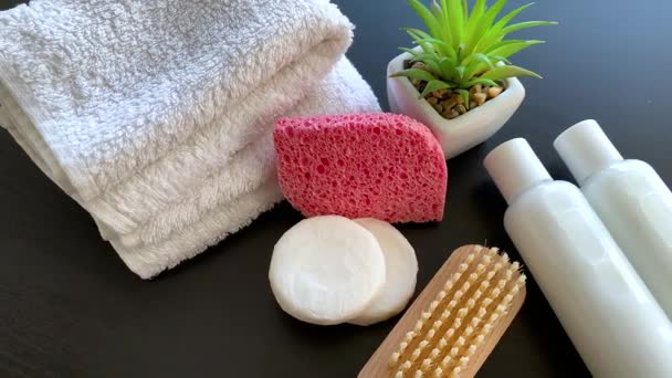 Zuhanykellékek. A gyógyfürdő-kezelések összetétele kozmetikai termékek. - Felvétel, videó