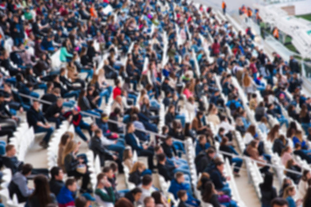 Размытая толпа зрителей на стадионе
 - Фото, изображение