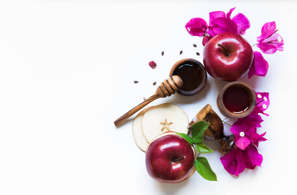 Rosh Hashanah Yahudi tatil konsepti - dilimler, ahşap dipper, pembe çiçekler ile beyaz arka plan üzerinde bal tabağı ile kırmızı elma. Geleneksel tatil sembolleri - Fotoğraf, Görsel