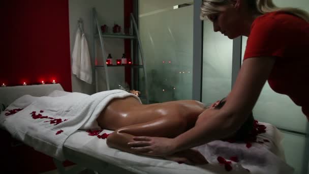 Joven mujer disfrutando de masaje - Metraje, vídeo
