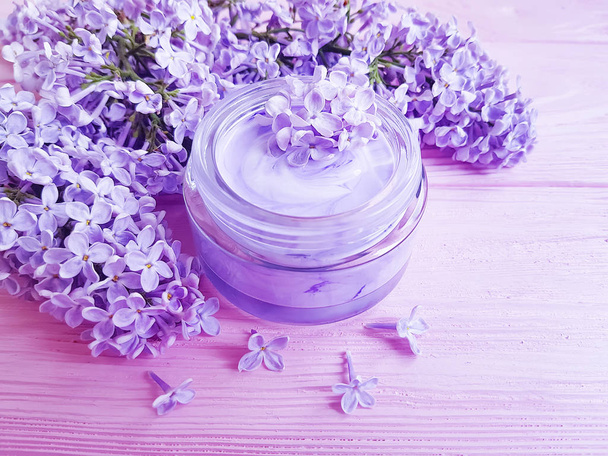 Creme kosmetische Flieder Blume auf Holz Hintergrund - Foto, Bild