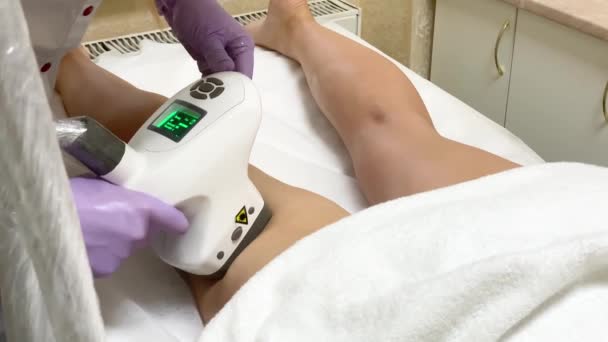 Frau bekommt lpg Hardware-Massage in der Schönheitsklinik. professionelle Kosmetikerin arbeitet - Filmmaterial, Video