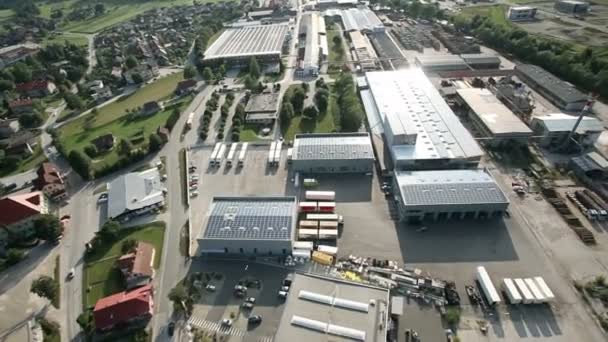 Panorama snímek z vrtulníku, představující průmyslové části malého města s střechy pokryté solární elektrárny - Záběry, video