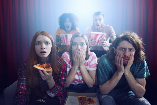 Grupa przyjaciół oglądać film w kinie - Zdjęcie, obraz