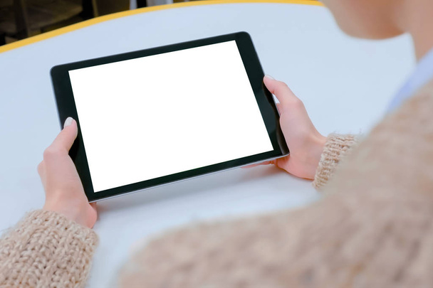 Nő kezében fekete tabletta fehér üres képernyő - mockup kép - Fotó, kép