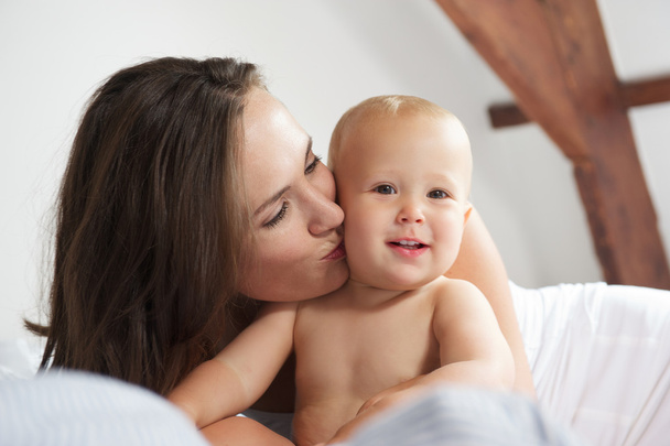 kochająca matka całuje dziecko - Zdjęcie, obraz