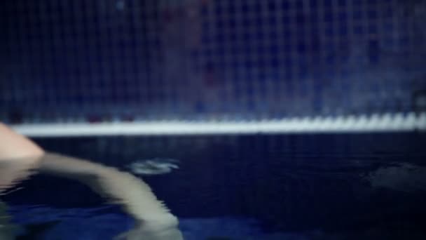 Woman in the pool - Video, Çekim