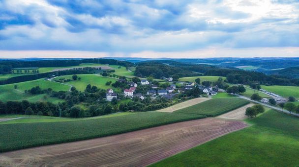 Widok z lotu ptaka Schemmerhausen, niewielka wioska w powiecie Reichshof w Niemczech. - Zdjęcie, obraz