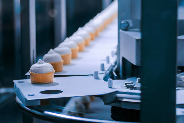 Automatisiertes Technologiekonzept - Förderband mit Eiszapfen in der Lebensmittelfabrik - Foto, Bild
