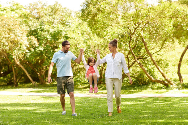 familia feliz caminando en el parque de verano - Foto, imagen