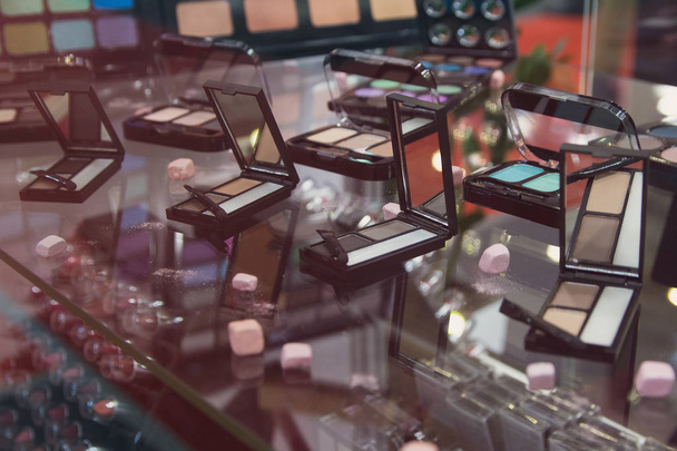 Sombras para maquiagem de uma variedade de cores no estande. Mercado
 - Foto, Imagem