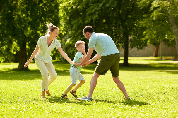 glückliche Familie spielt im Sommerpark - Foto, Bild