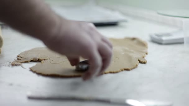 Nahaufnahme von Menschenhänden, die Teig für Kekse herstellen - Filmmaterial, Video