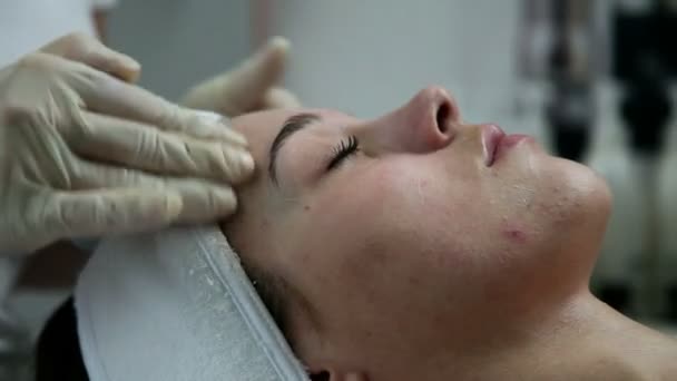 Mujer teniendo un cuidado facial
 - Imágenes, Vídeo