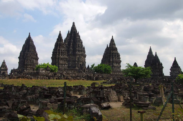 Храм Прамбанан возле Джокьякарты на острове Ява в Индонезии
 - Фото, изображение