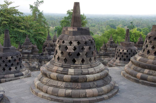 Endonezya'da Java adasında Yogyakarta yakınlarındaki Borobudur tapınağında Stupas - Fotoğraf, Görsel