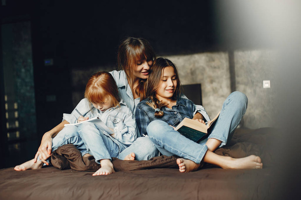 Mother with daughters at home - Valokuva, kuva