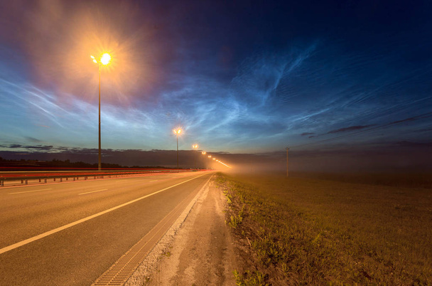 pista nocturna, autopista de Kiev. Región de Leningrado. Rusia
 - Foto, Imagen