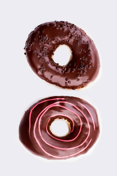 Dos rosquillas de chocolate sobre fondo blanco
. - Foto, imagen