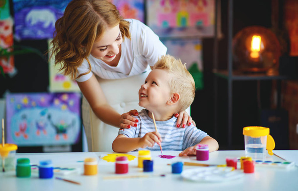 матір і дитячий син малює в творчості в дитячому садку
 - Фото, зображення