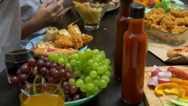 Pojetí rodinného času a jídla. lidé u velkého stolu jedí spolu - Záběry, video