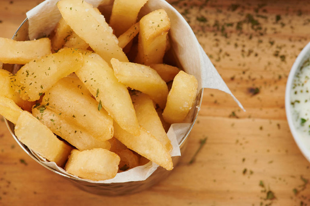 Tigela com batatas fritas
 - Foto, Imagem