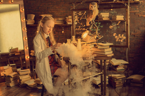 preteen girl working in the class with reagents - Fotoğraf, Görsel