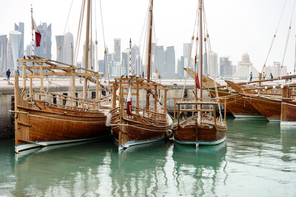 Los dhows tradicionales con banderas de Qatar se atracan en el puerto de Doha, tales buques son populares para viajes turísticos a lo largo de la costa, Qatar, Oriente Medio
. - Foto, imagen