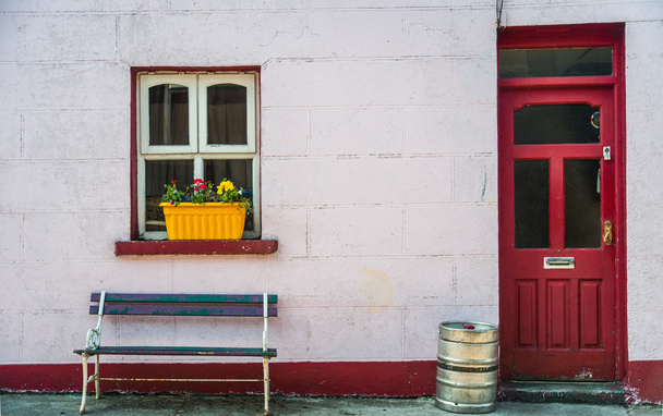 Perinteinen irlantilainen pubi ja oluttynnyri
 - Valokuva, kuva