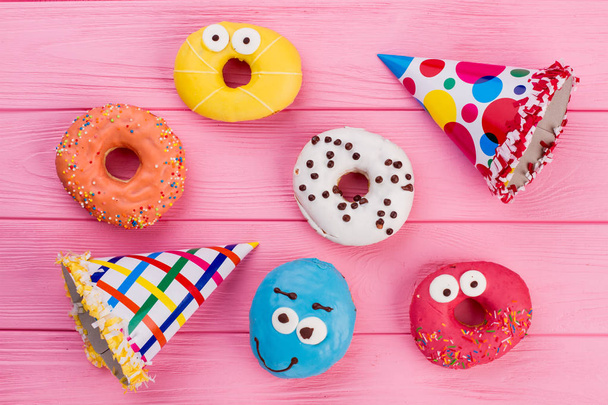 Geburtstagsparty Hintergrund mit Donuts und Hüten. - Foto, Bild
