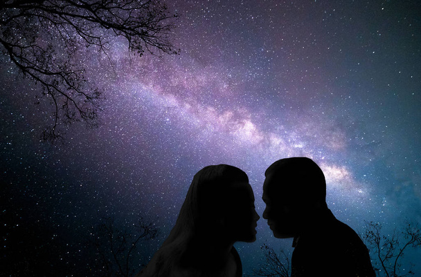 Couple d'amoureux embrasser sous la voie lactée, fond de la galaxie
. - Photo, image