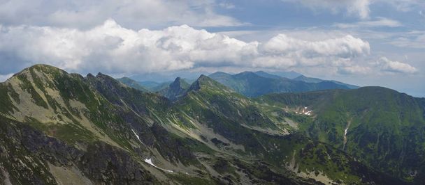 Panoramablick vom Gipfel Banikov auf das westliche Tatra-Gebirge oder Rohace-Panorama. Scharf grüne Berge - ostry rohac, placlive und volovec mit Wanderweg auf Grat. Sommer blauer Himmel weiße Wolken. - Foto, Bild