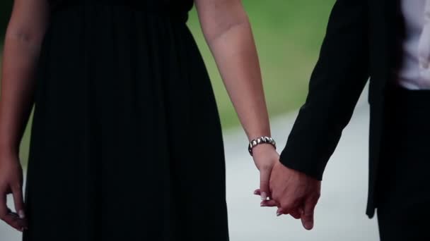 νεαρό ζευγάρι κρατώντας το χέρι - Πλάνα, βίντεο