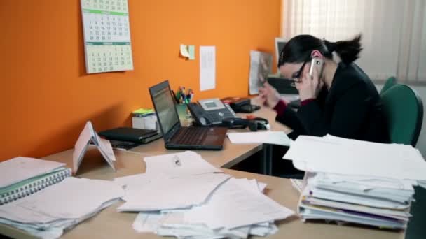 iş kadını Office belgeler için arama telefon - Video, Çekim