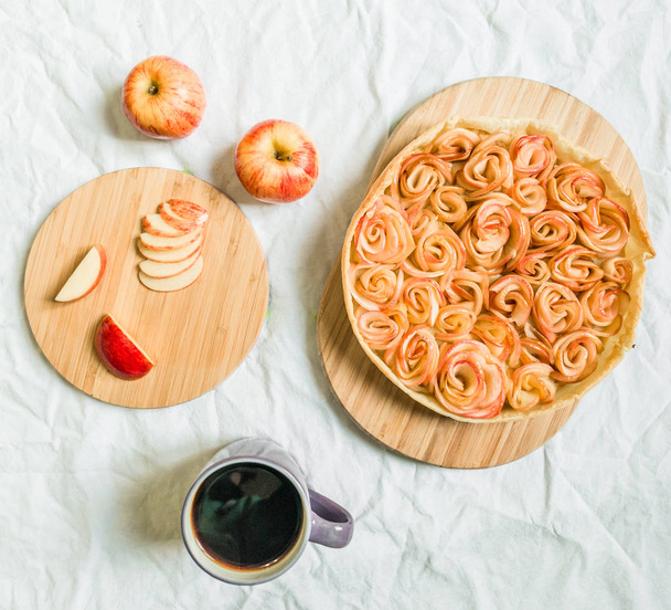 Apple Rose Pie torta fehér háttér előtt - Fotó, kép