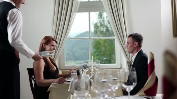 Młoda para po romantyczną kolację w restauracji fency - Materiał filmowy, wideo