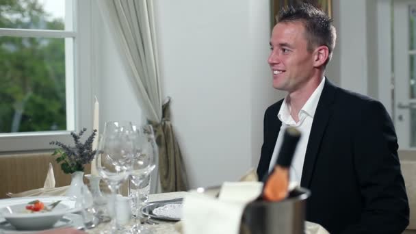 junges Paar beim Abendessen - Filmmaterial, Video