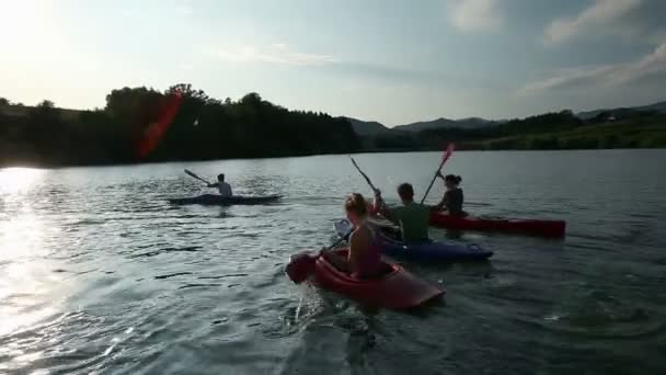Молоді люди катаються на каное в озері до камери
 - Кадри, відео