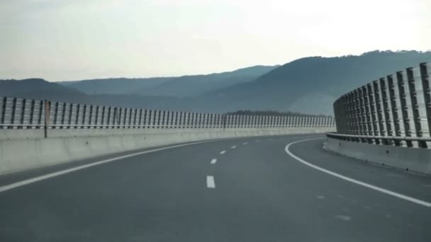 drogi i jazda na autostradzie w czasie zimy - Materiał filmowy, wideo