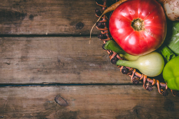 Tomaten, Zwiebeln, Kartoffeln, Paprika, Knoblauch, Karotten und Rote Bete. vege - Foto, Bild
