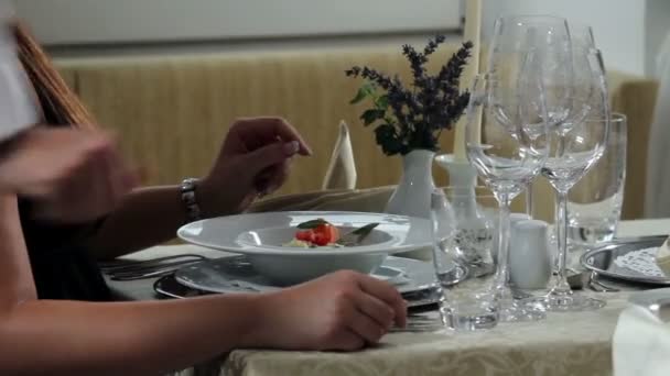 Pareja joven enamorada cenando dentro de un hermoso restaurante
 - Imágenes, Vídeo
