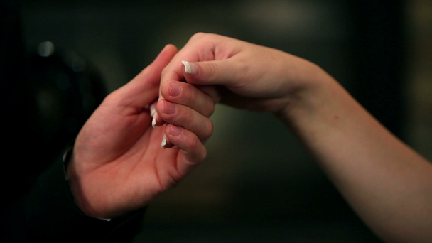 Joven hombre sostener mujer para la mano con buena manicura hecho en su uña
 - Metraje, vídeo