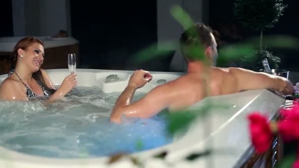 Paar genießen und entspannen im Whirlpool - Filmmaterial, Video