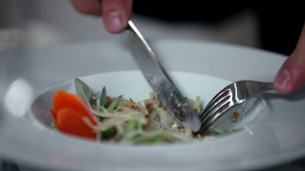 Mann isst Abendessen in Fency Restaurant - Filmmaterial, Video