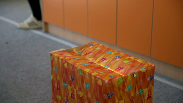 egy narancs doboz meglepetés - Felvétel, videó